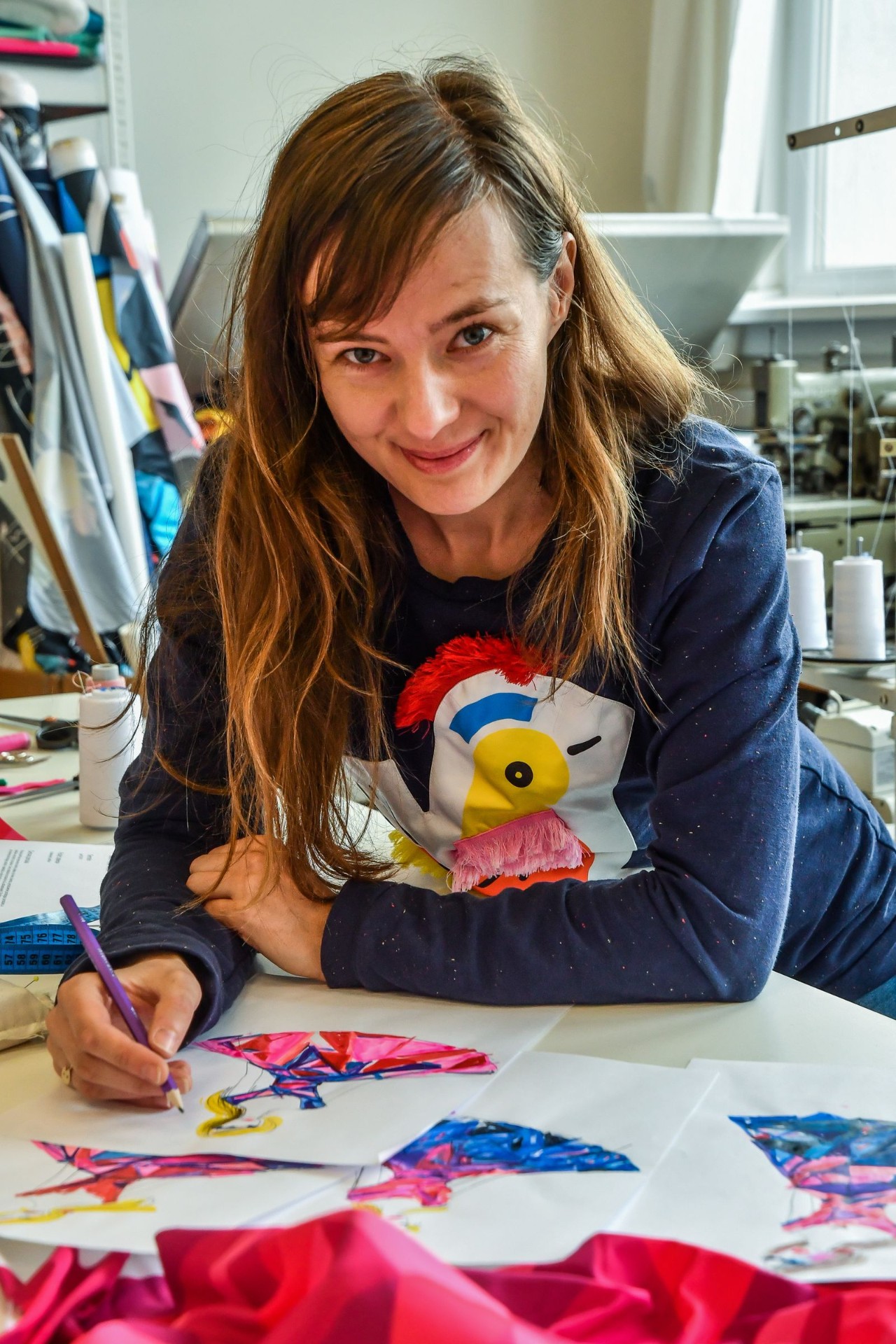 Lenka Sršňová pri práci v ateliéri
